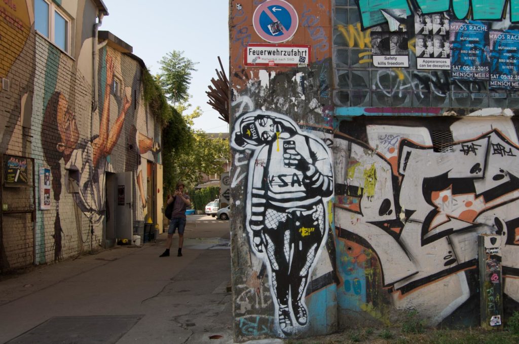 hostel kreuzberg berlin mit fahrrad an der hauswand