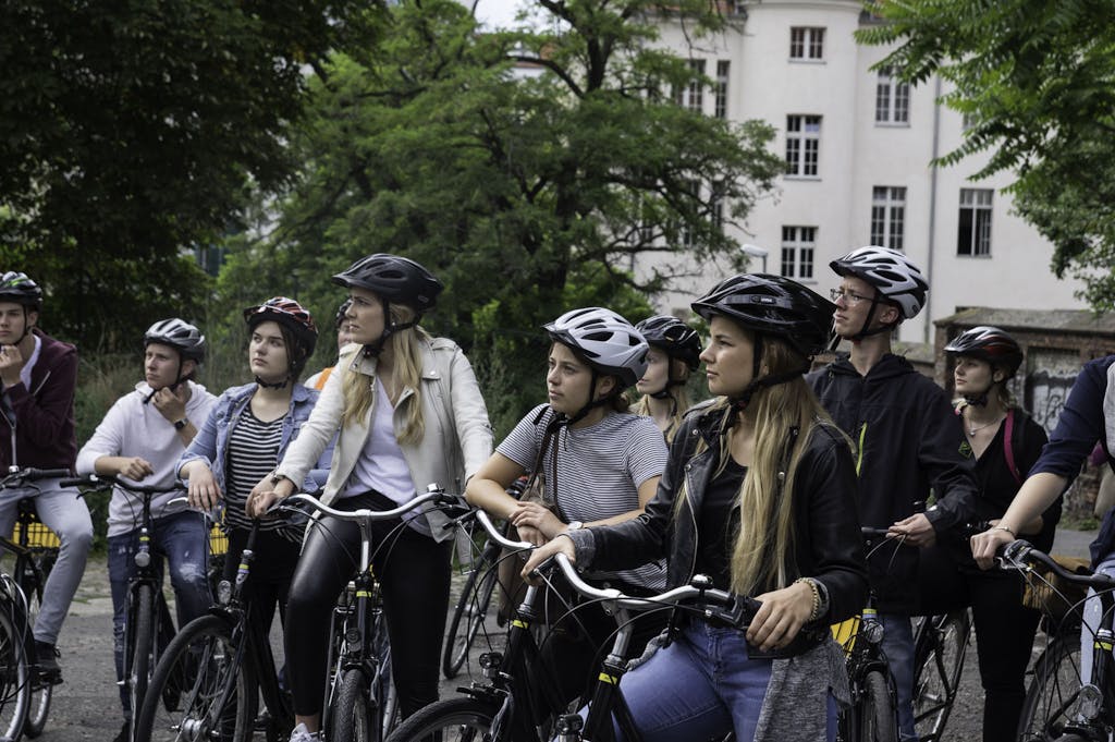 een groep mensen die op een fiets rijden