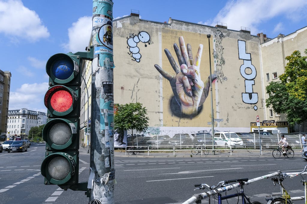Bike traffic light in front of Case Mclaims artwork in Berlin Kreuzberg - Alternative bike tour Berlin