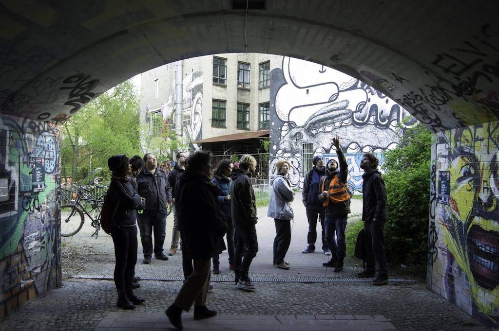 Fahrradtour Alternatives Berlin in einem Hinterhof mit Graffiti