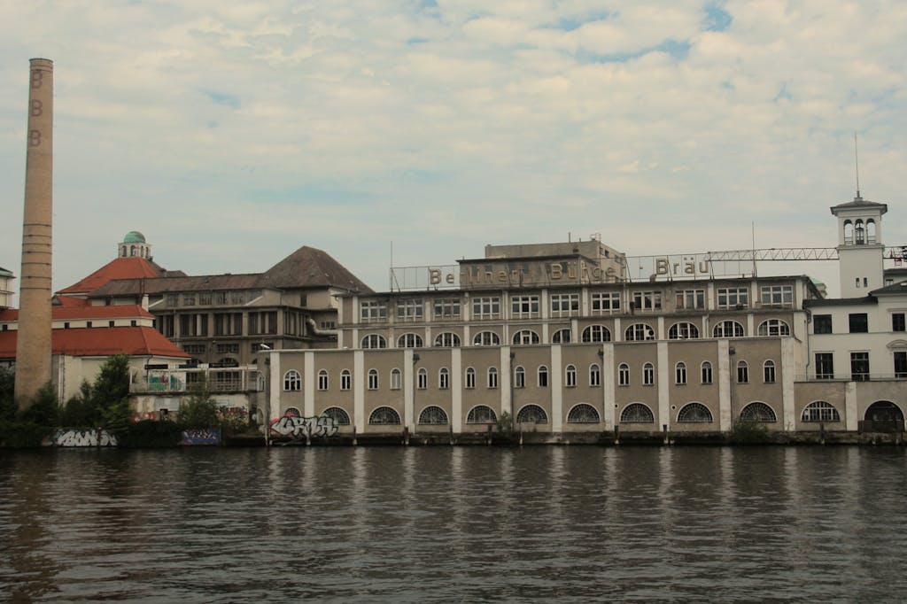 Schöner Blick auf die Gebäude der ehemaligen Brauerei Berliner Bürgerbräu in Friedrichshagen