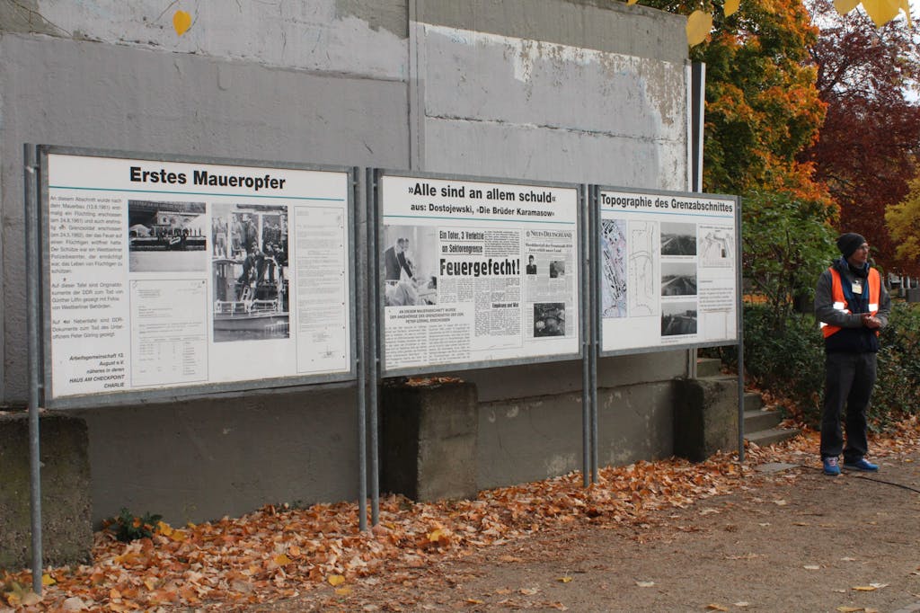 Berliner Mauertour Gedenktafeln am Invalidenfriedhof