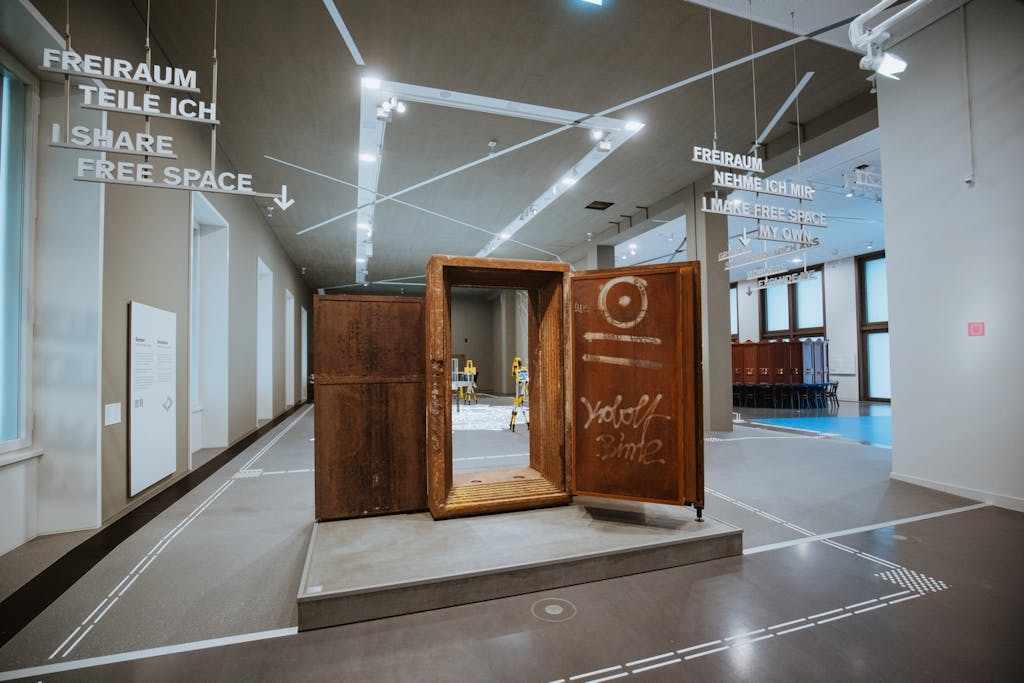 Tür des Clubs Tresor in der Ausstellung "Berlin Global"