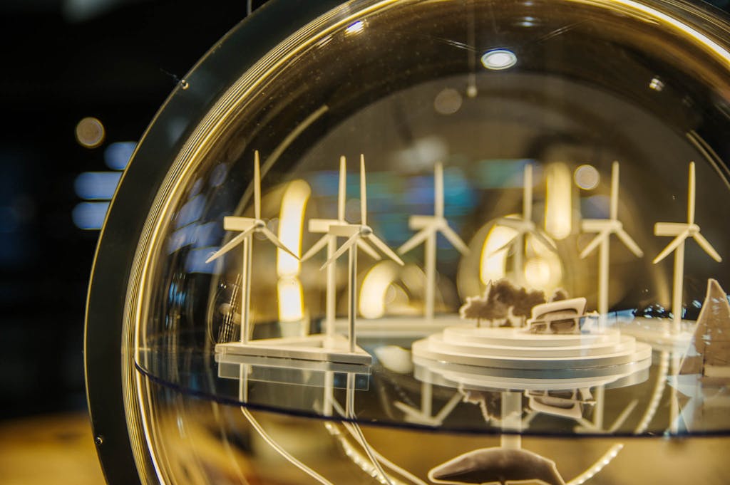 Glaskugeln zum Thema "Energiegewinnung in der Zukunft" in der Ausstellung im Futurium