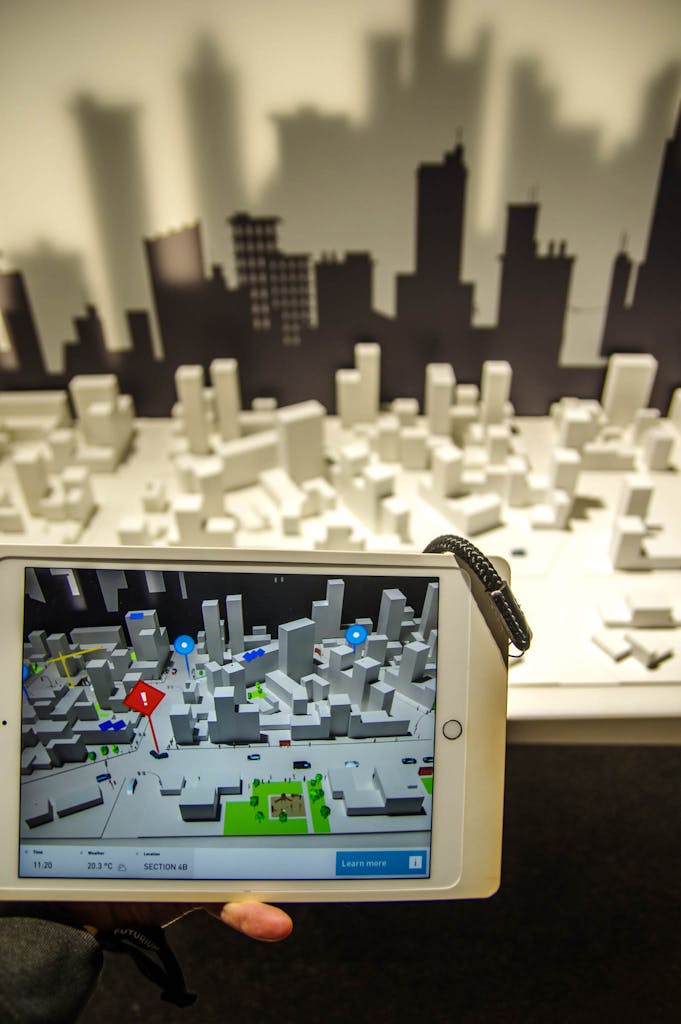 Tablet mit Augmented Reality vor Stadtmodell zur Smart City