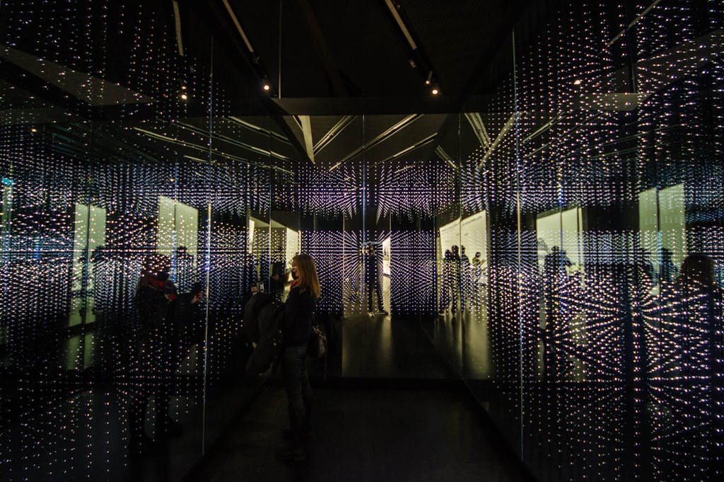 Kunstinstallation Serverraum mit Lichtpunkten im Futurium