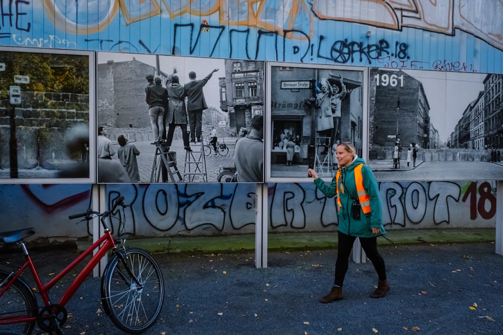 Berlin on Bike Guide zeigt Mauer Fotos an der Bernauer Straße