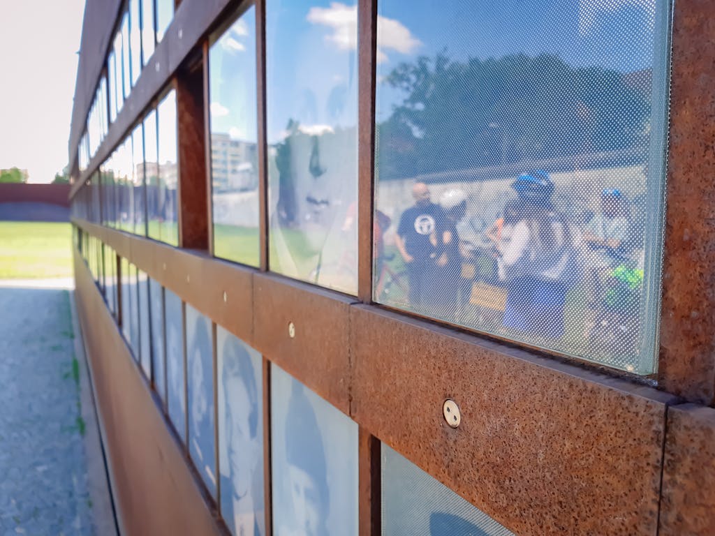 Nahaufnahme des Fensters des Gedenkens an der Gedenkstätte Berliner Mauer