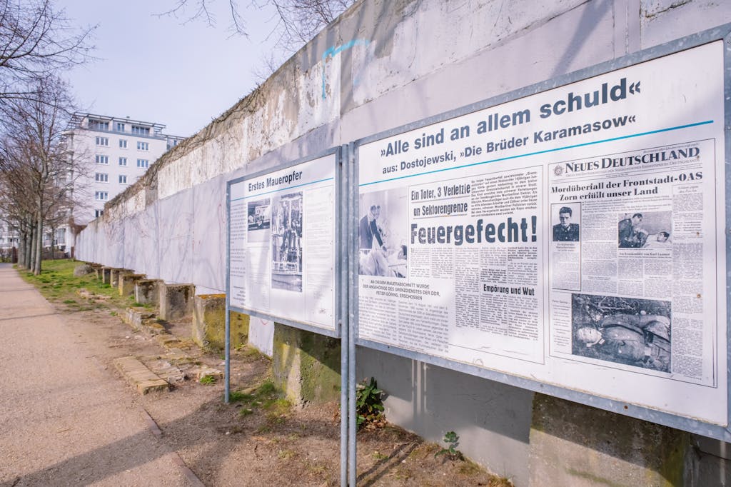 Infotafeln zur Mauergeschichte am Invalidenfriedhof Berlin