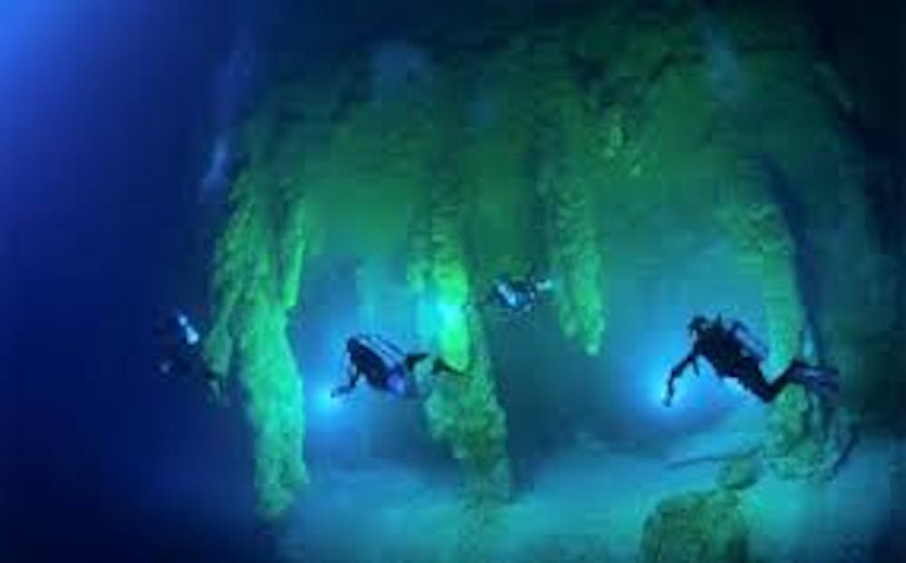 hole blue great scuba belize diving need know things trips bottom resort visible easily space