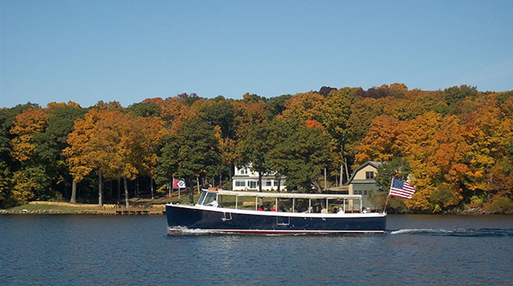 beautiful-fall-color-during-lake-geneva-boat-cruises-lake-geneva