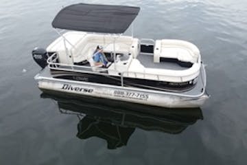 a white and black 20' pontoon boat rental from diverse boat rentals and tours