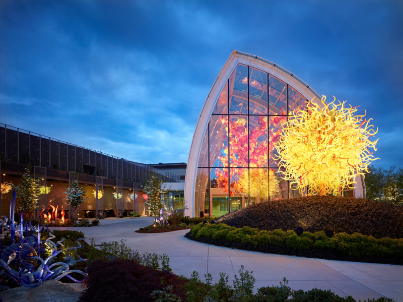 Chihuly Garden and Glass with big glass sculpture next to building