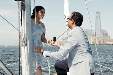 man proposing to woman during romantic boat rides of NYC