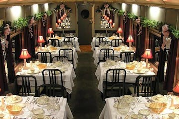 A festive train ride is the perfect way to celebrate Christmas with your loved ones. Our holiday dinner train offers a delicious four-course meal and a festive atmosphere.