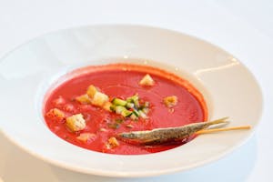 assiette avec une soupe de gazpacho