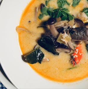 prato de sopa tailandesa com cogumelos e caranguejo
