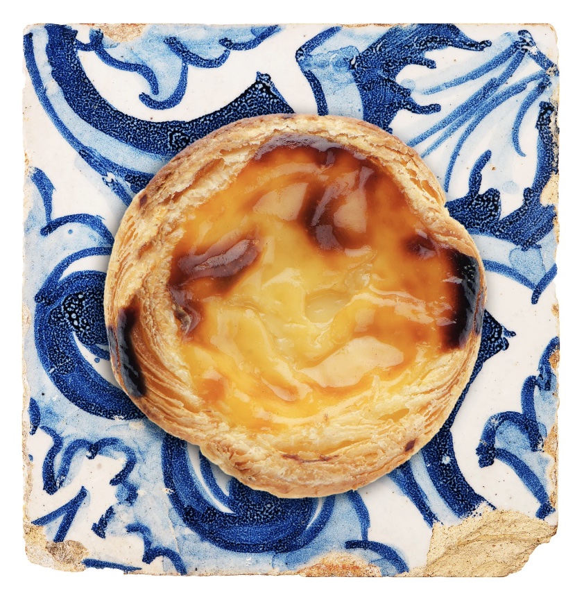 a blue and white plate sitting on a table