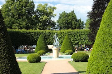 a fountain in the middle of a very well-kept park in Podebrady