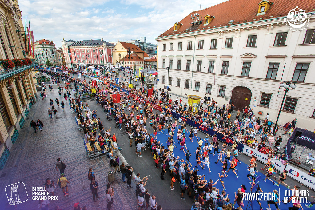 a large crowd of people