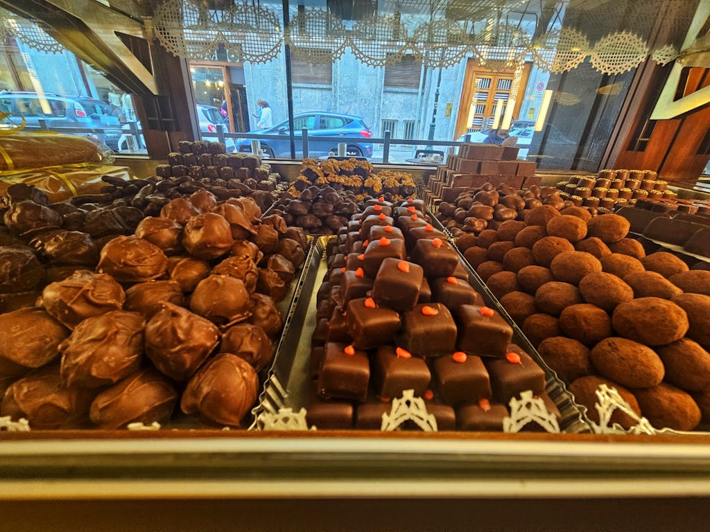 a window filled with lots of chocolate