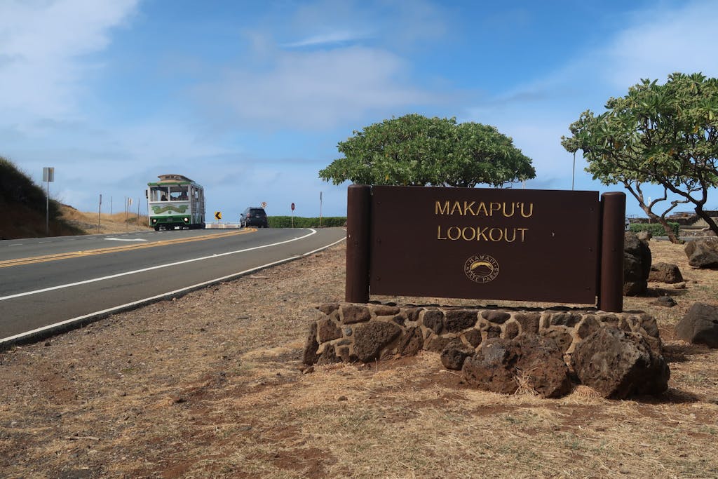 Pullout sign for Makapuu Lookout.