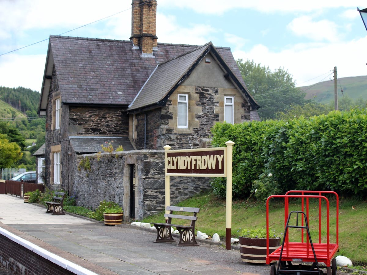 Glyndyfrdwy Station platform