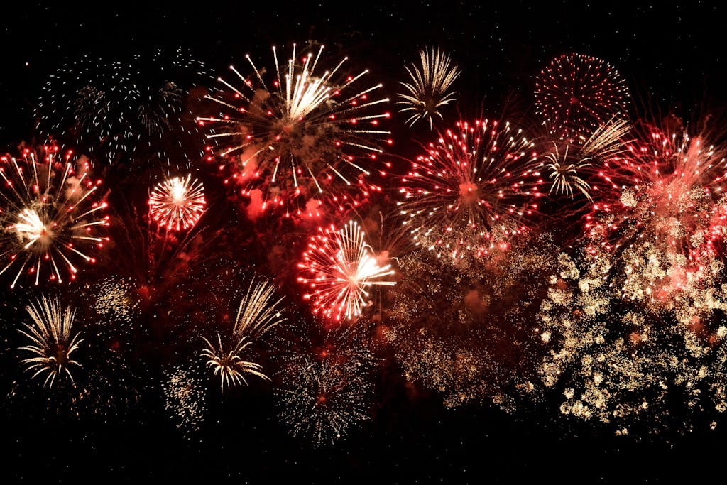fireworks-in-the-night-sky-GHG213