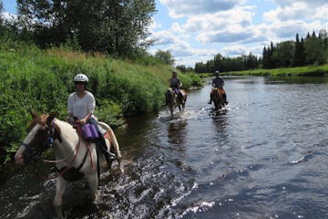 un homme à cheval dans une rivière