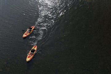 une personne ramant un kayak dans l'eau
