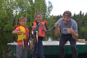 Pêche sur lac en chaloupe en famille en nature au Québec