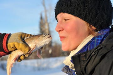 La pêche blanche en hiver en famille en nature au Québec