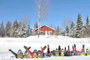 un groupe de personnes allongées sur la neige