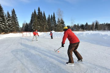 Patinoire pour hockey sur glace ou patinage libre en nature au Québec
