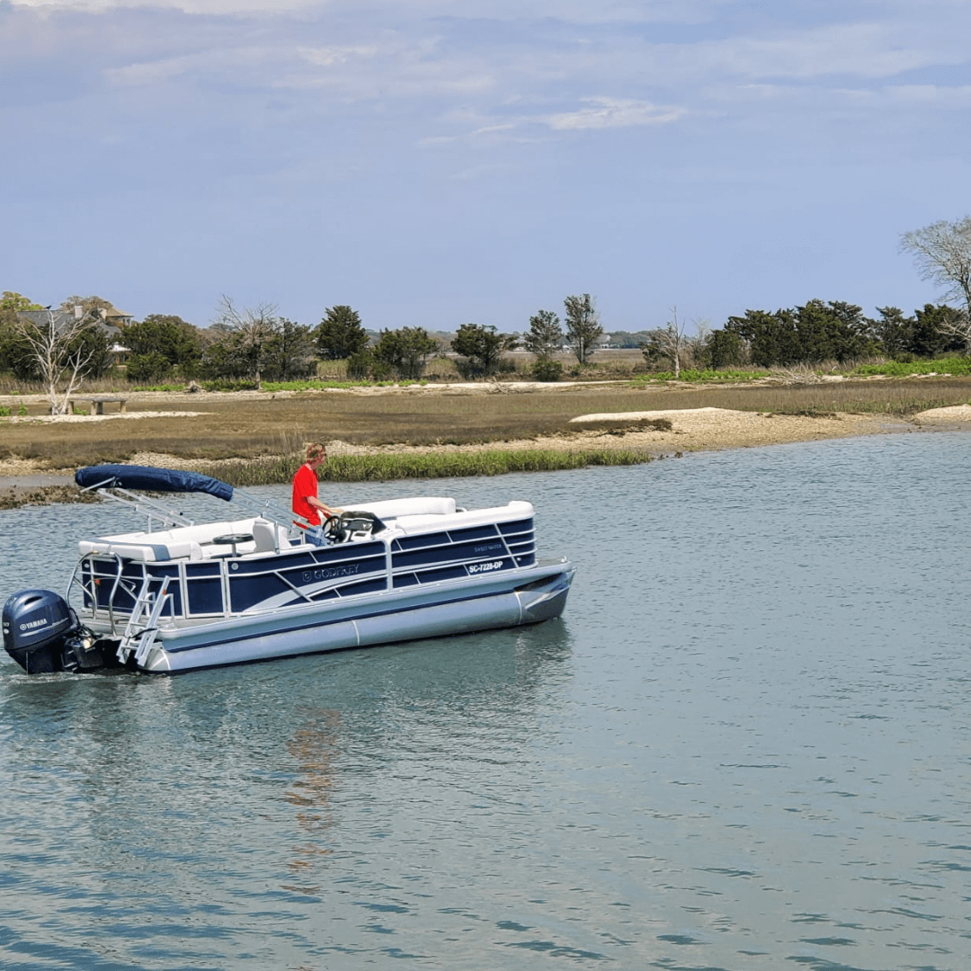 Boat cruising in Murrells Inlet