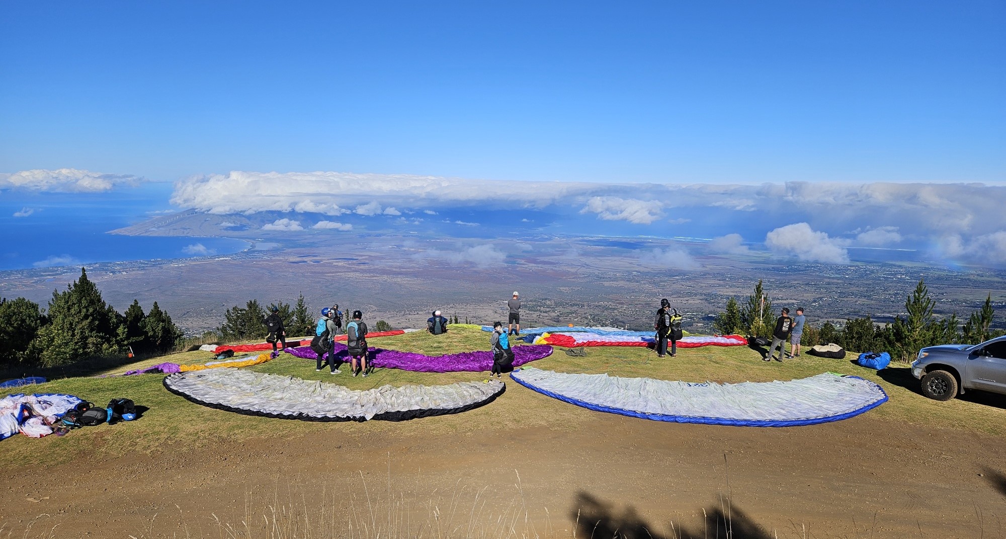 Tandem paragliders waiting to launch